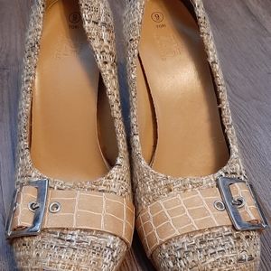 Tweed pumps